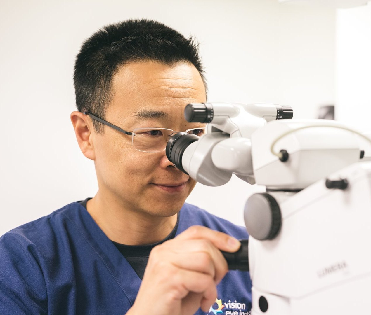 Simon Chen 醫生在手術顯微鏡旁