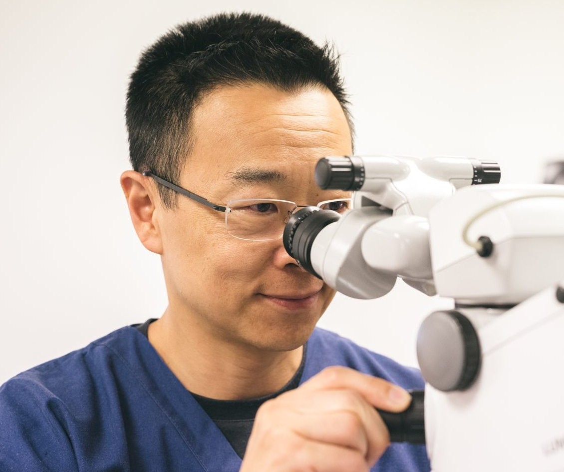 Dr Simon Chen using the microscope